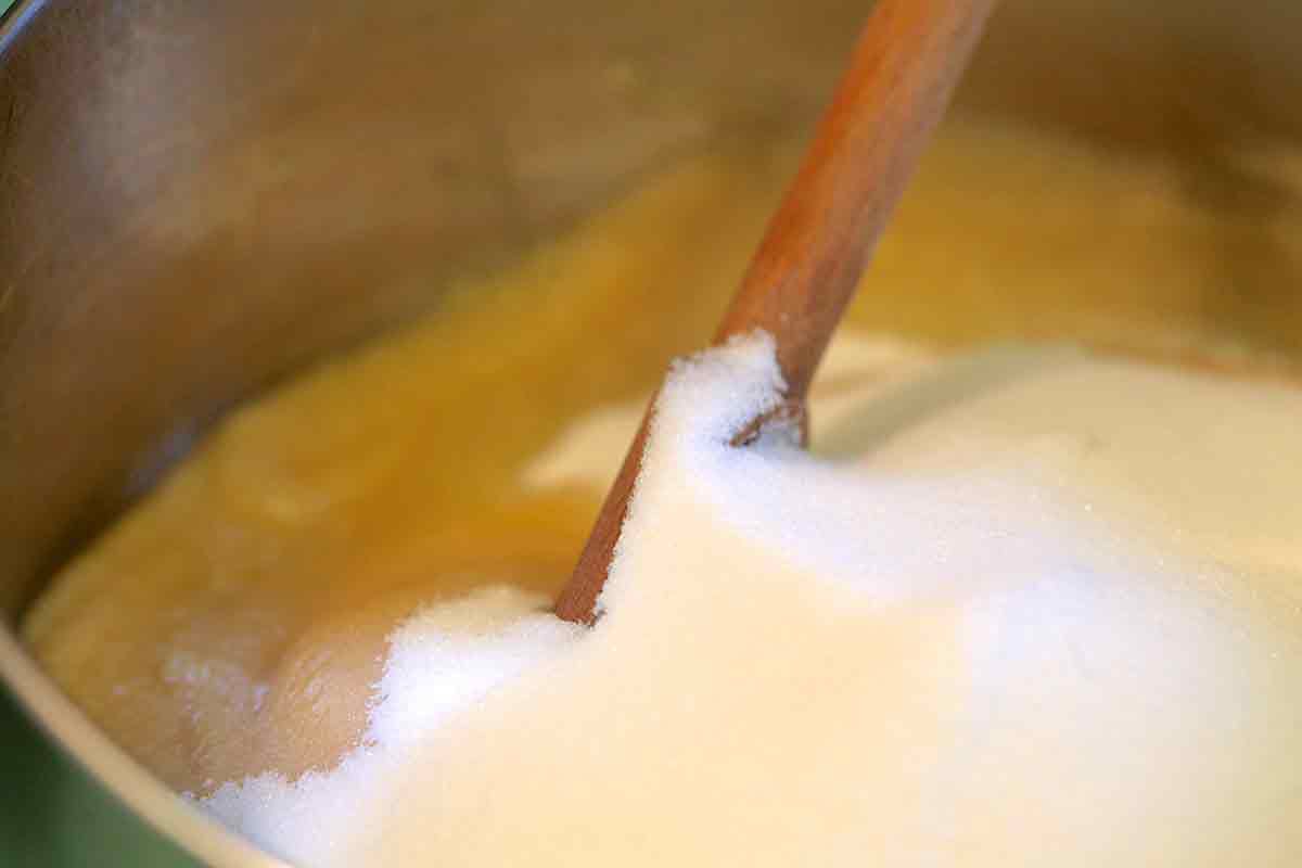 add sugar to quince puree for membrillo