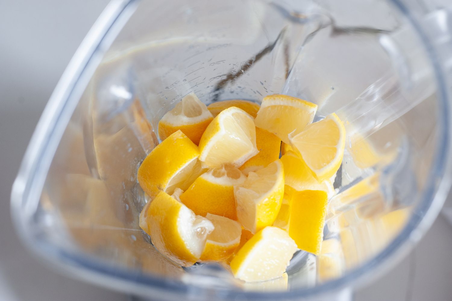 Lemons in a blender to make whole lemon lemonade.