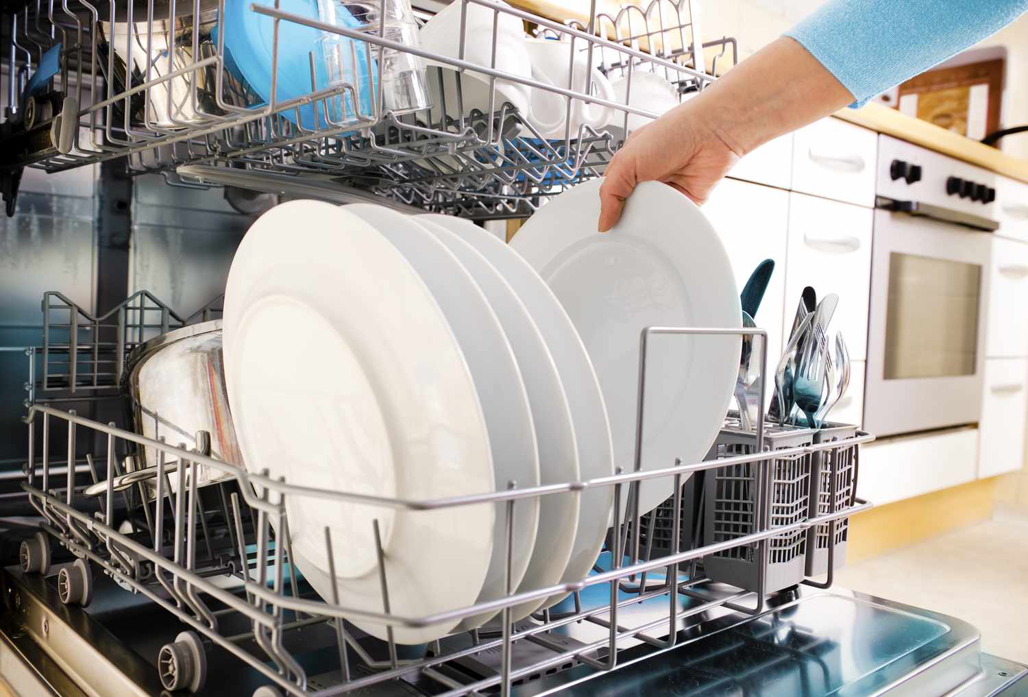Loading plate into dishwasher