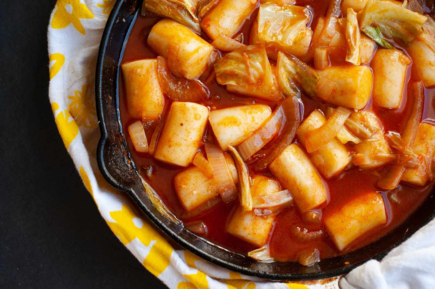 Tteokbokki in skillet.