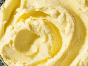 A bowl of creamy mashed potatoes