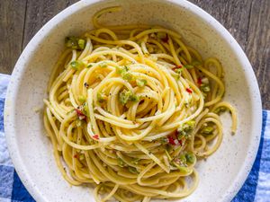 Spaghetti Aglio e Olio with garlic