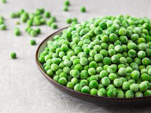 A plate of frozen peas