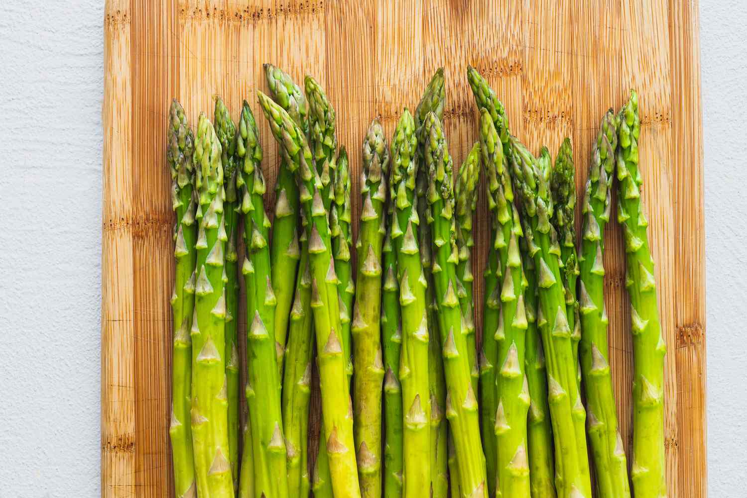 asparagus on a wood cutting board