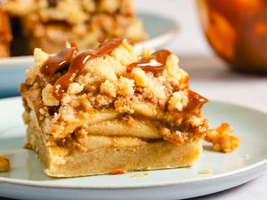 Caramel apple dessert bar with crumble topping on a plate