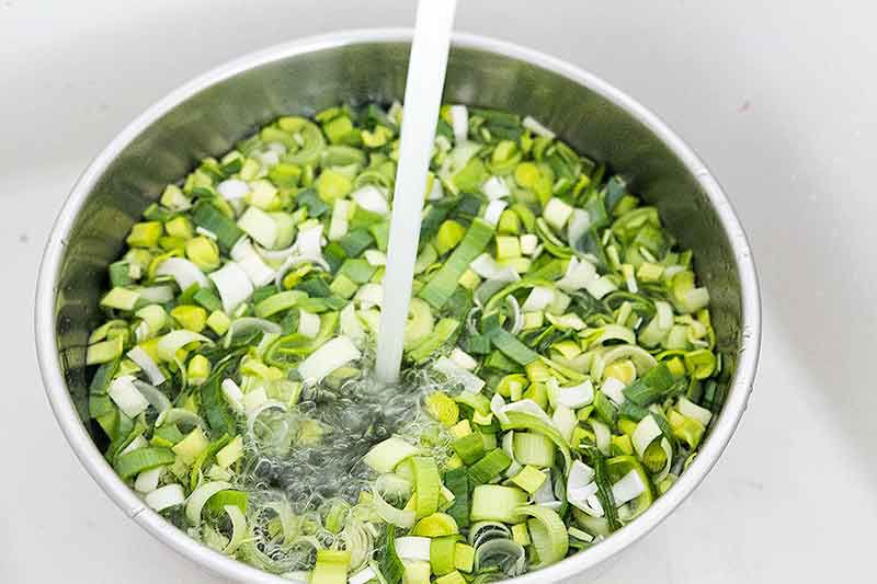 Rinse leek slices under running water to clean the leeks