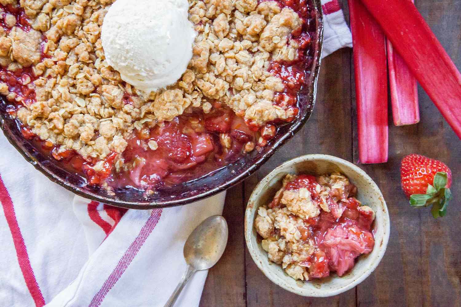 Rhubarb Strawberry Crisp