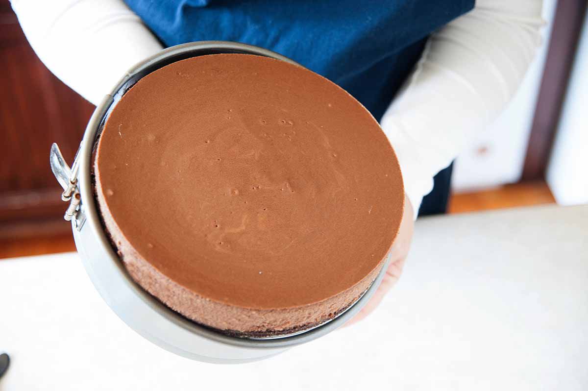 Removing chocolate cheesecake from a springform pan