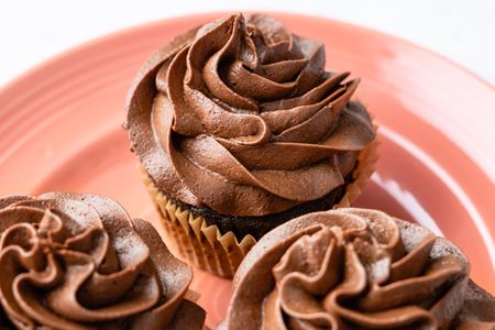 On a Plate, Cupcakes With Easy Chocolate Buttercream Frosting Recipe