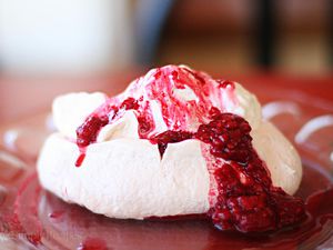 Pavlova with raspberry sauce