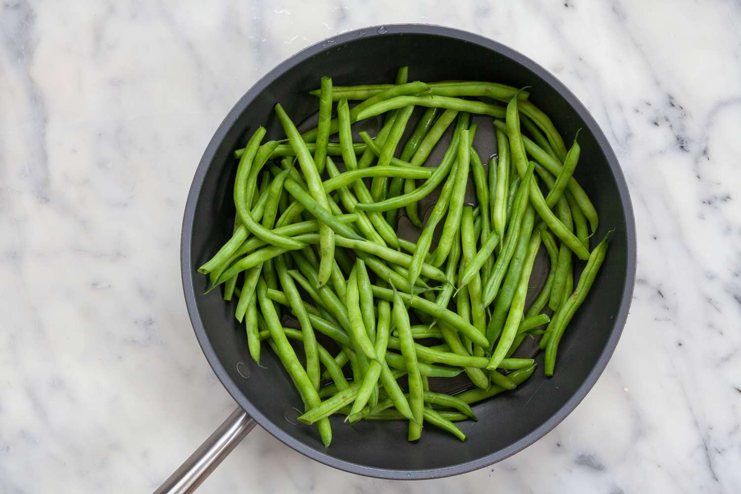 Green beans in a skillet to make Quick and Easy Gochujang-Glazed Green Beans.