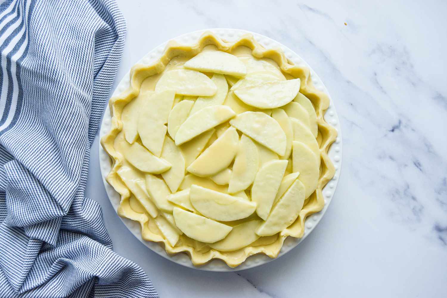 Fill Sour Cream Apple Pie with Filling 