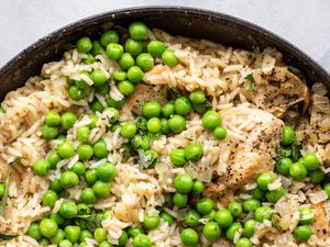 Skillet chicken and rice with peas
