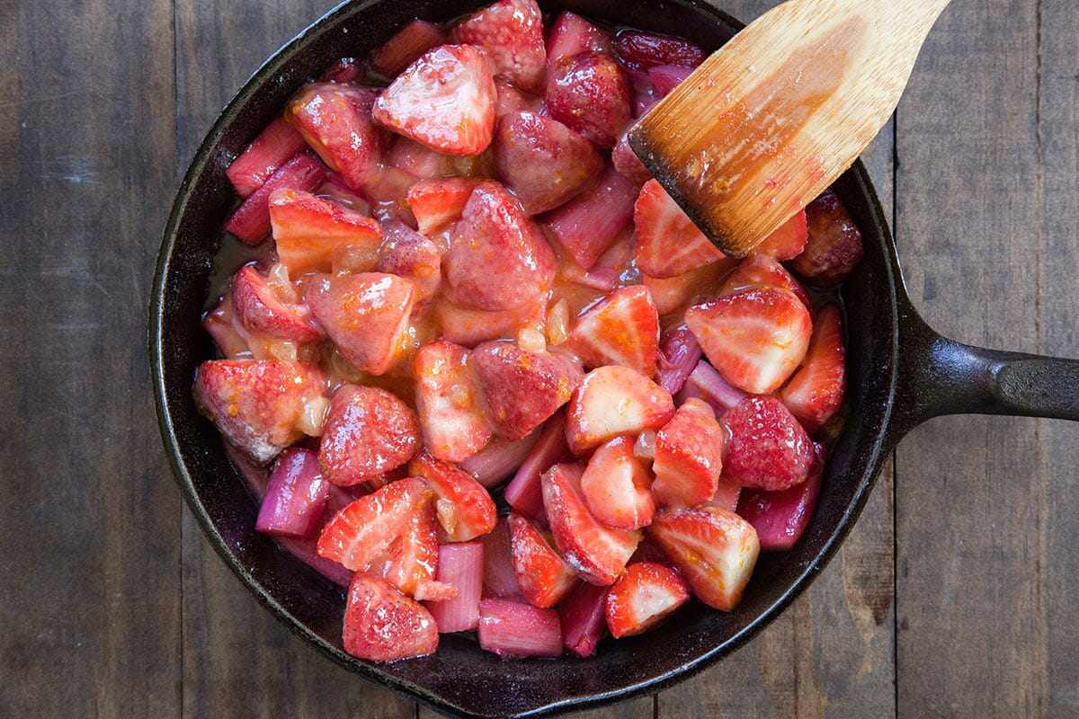 Easy strawberry rhubarb crisp add the strawberries