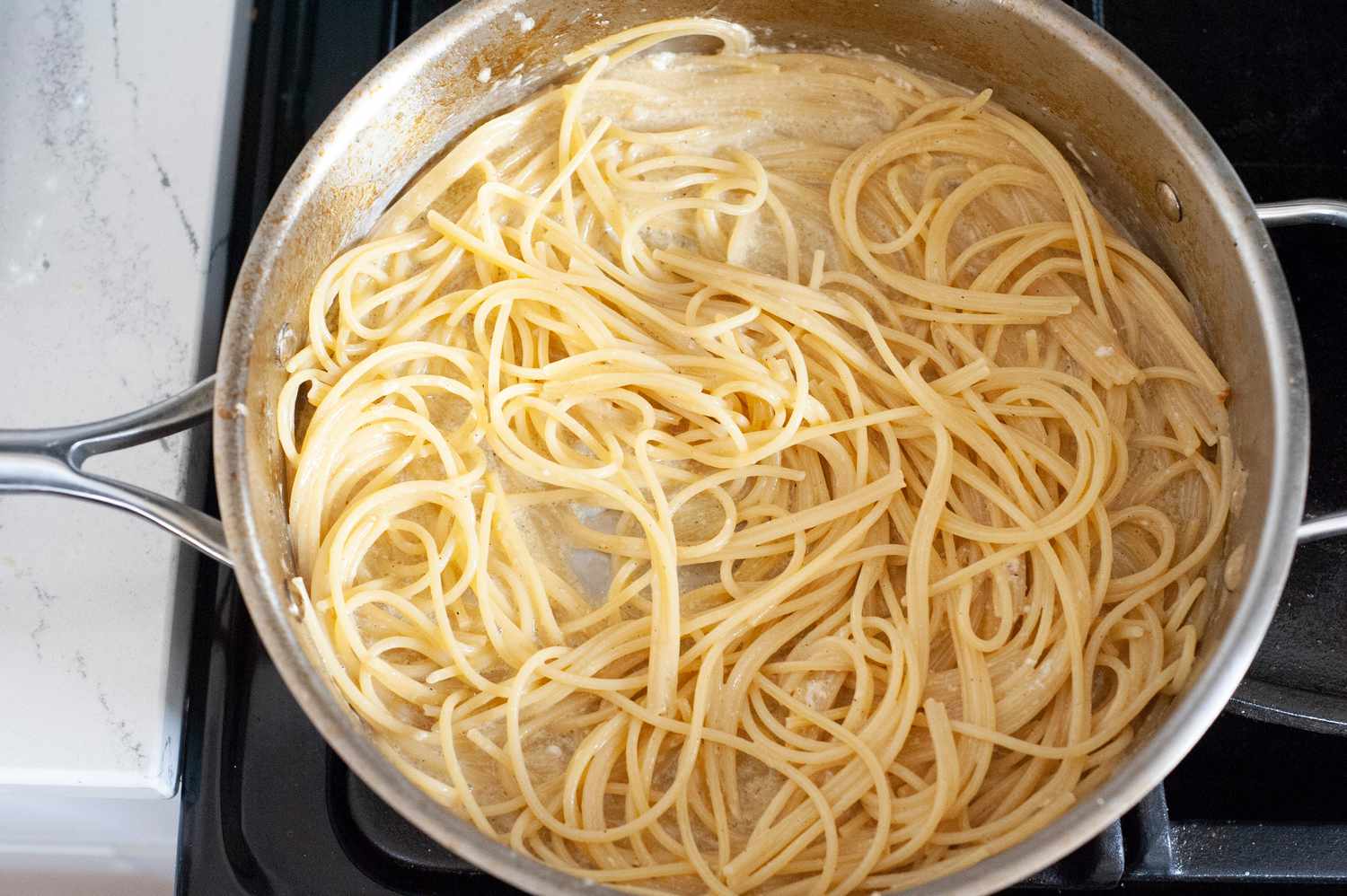 Add egg mix to spaghetti for chicken carbonara