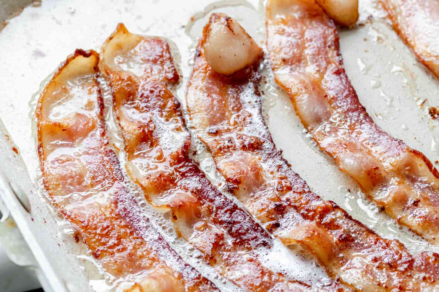 Crispy bacon on paper towels to make eggs benedict.