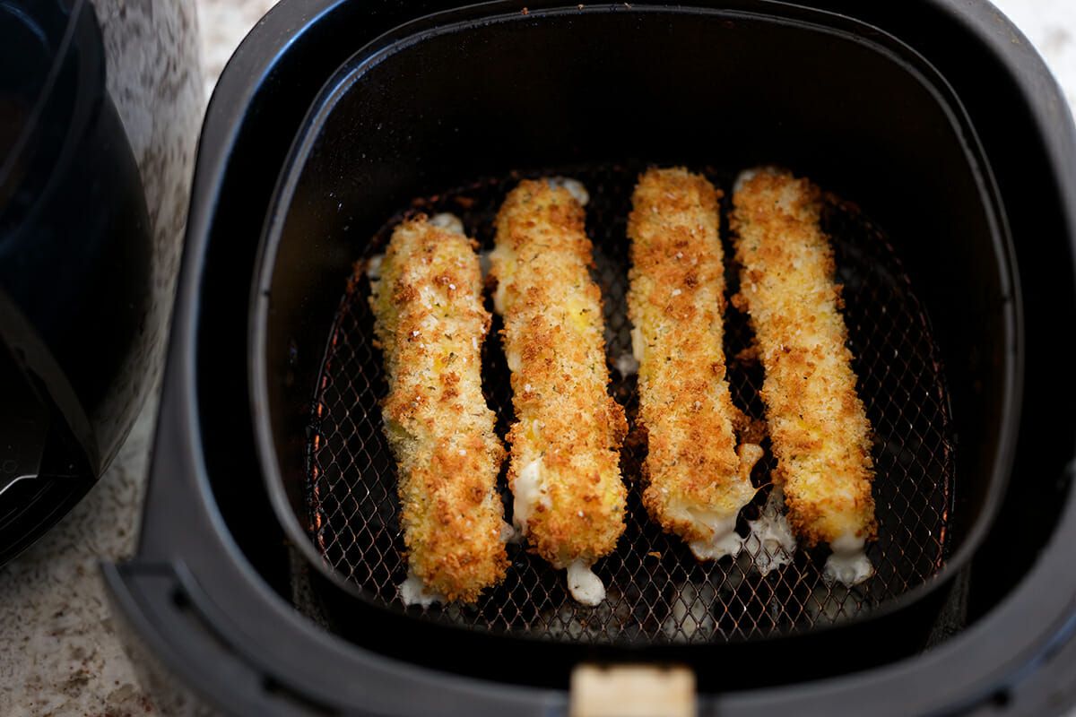 Frozen mozzarella sticks in air fryer air fry the mozzarella sticks