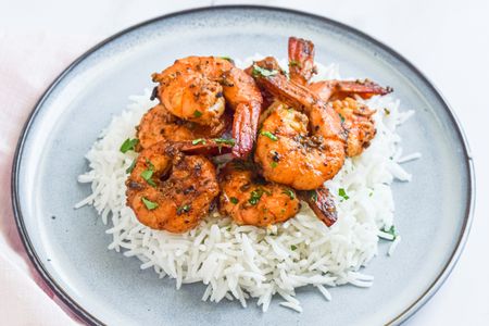 Shrimp seasoned with garlic and pepper on a bed of white rice