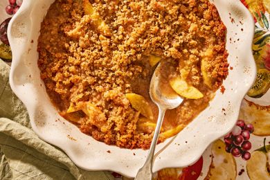 peach brown betty in a pie dish with pie pan