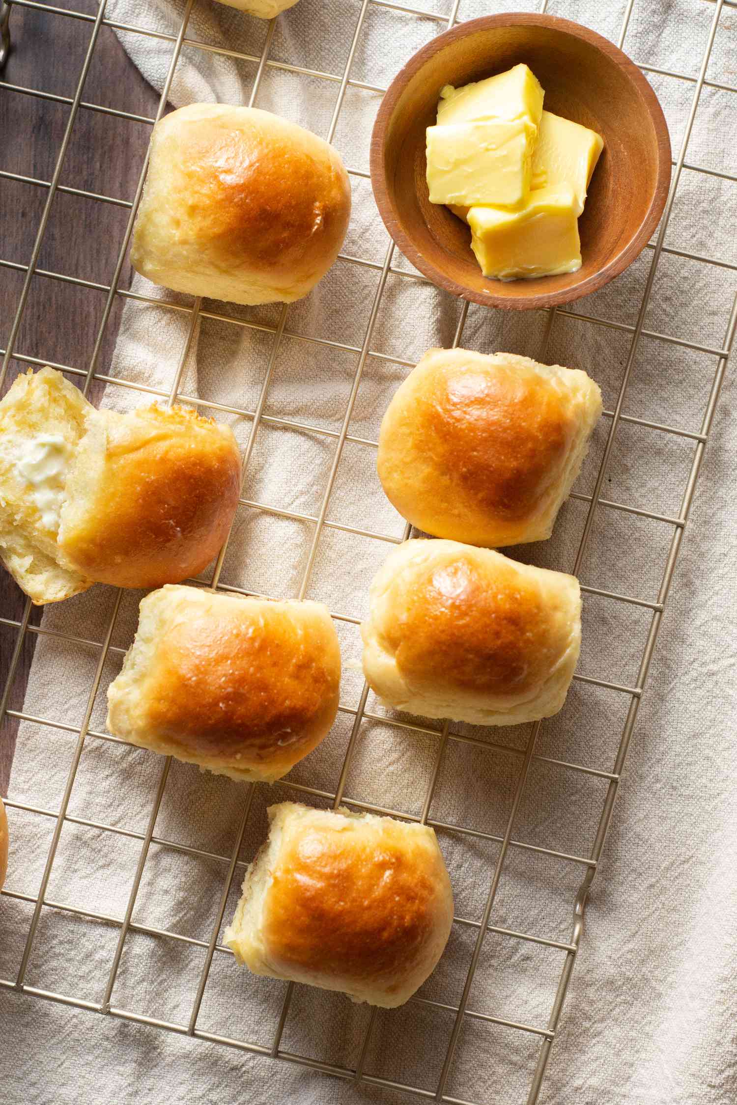 quick dinner rolls on rack