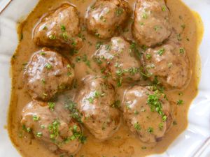 A dish of Swedish meatballs in gravy.