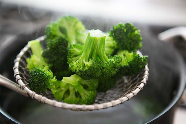 broccoli being blanched for beef broccoli stir fry