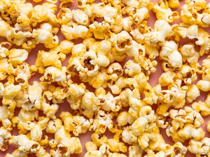 Close-up: honey popcorn (filling up the entire photo)