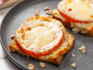 Marv'n'Joe tomato sandwich on a plate