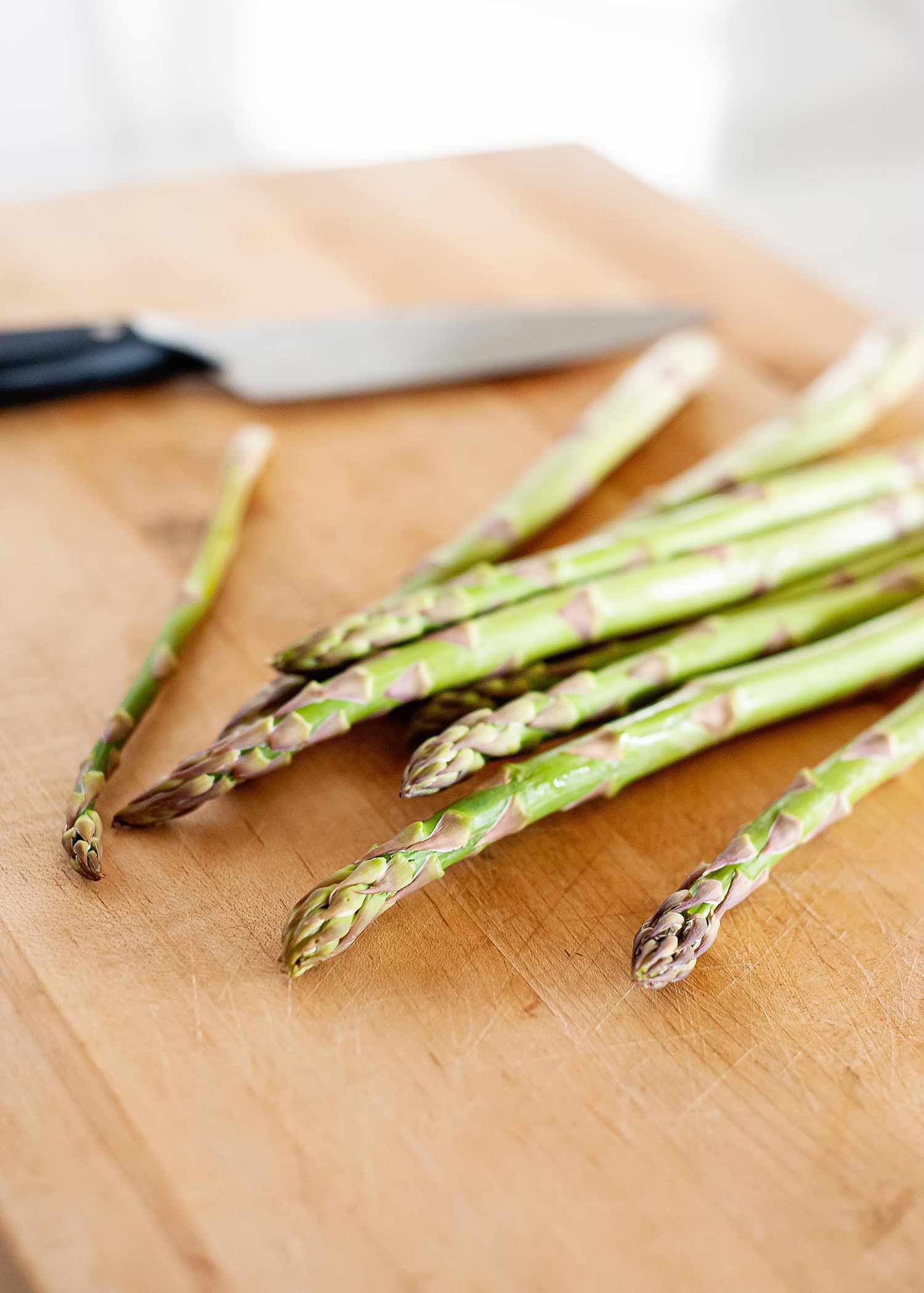 asparagus on cutting board