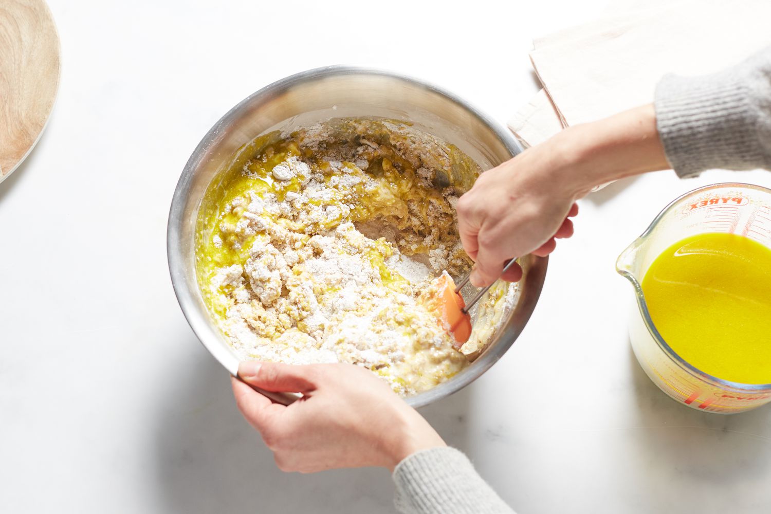 Making sticky rice cake with red bean paste in a bowl.