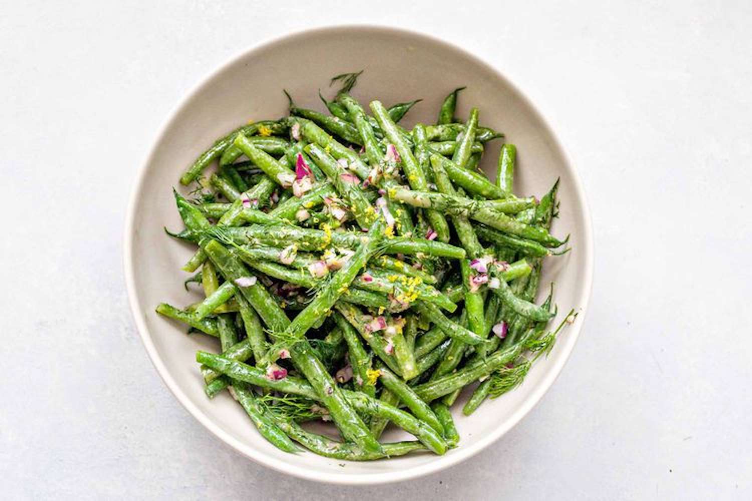 Green beans in white bowl