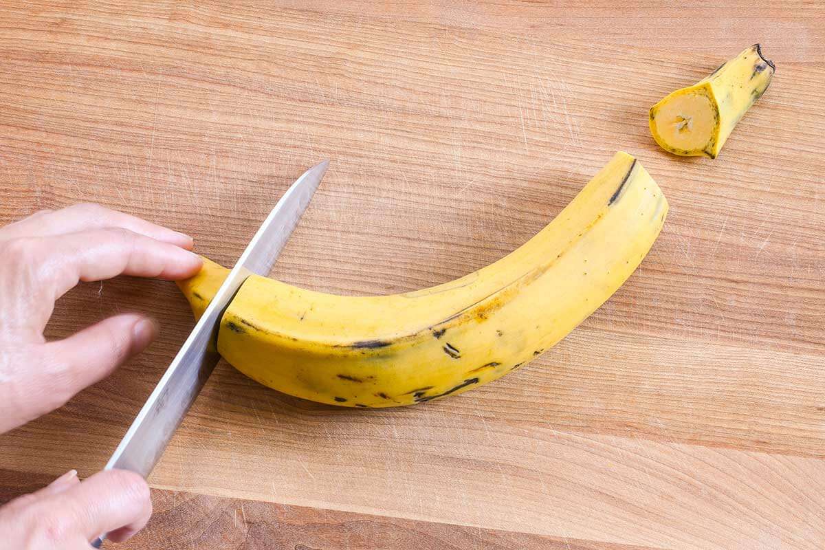 How to Make Pastelon cut the tips of the plantain