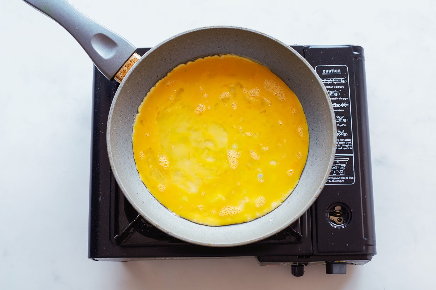 Making the omelet for rice cake soup.