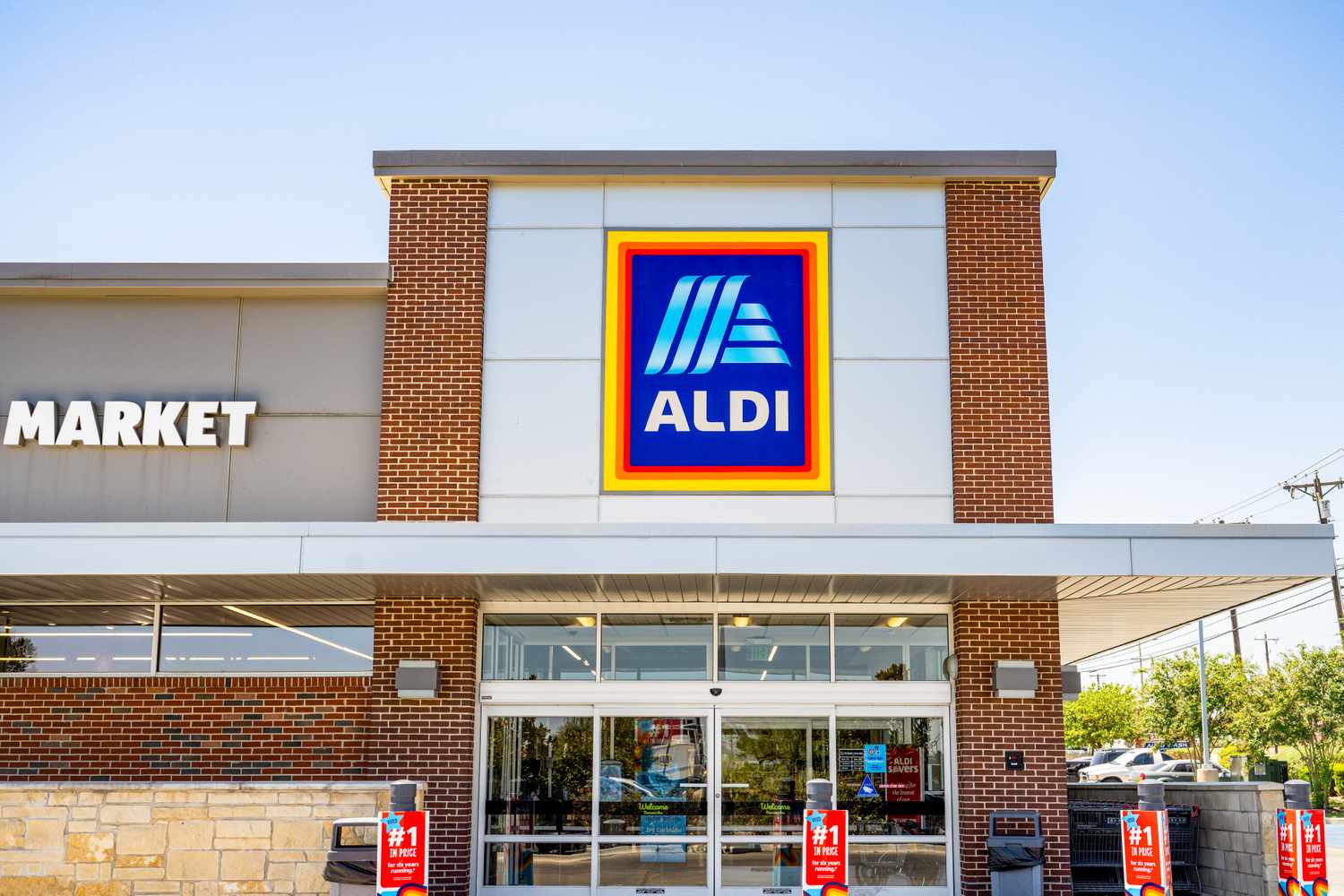 Exterior view of an Aldi grocery store