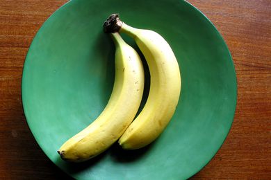 2 bananas on green bowl