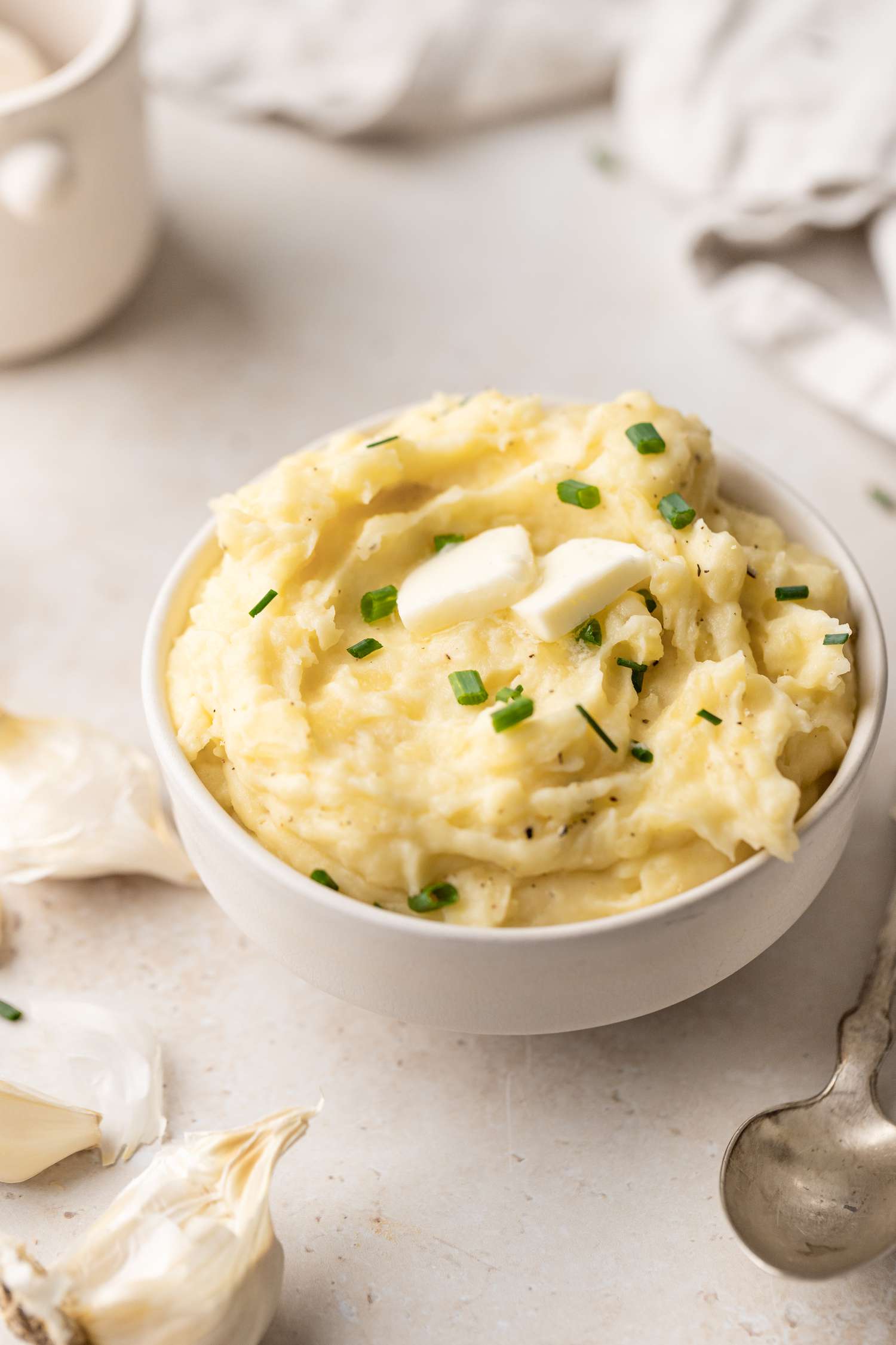 A bowl of roasted garlic mashed potatoes.