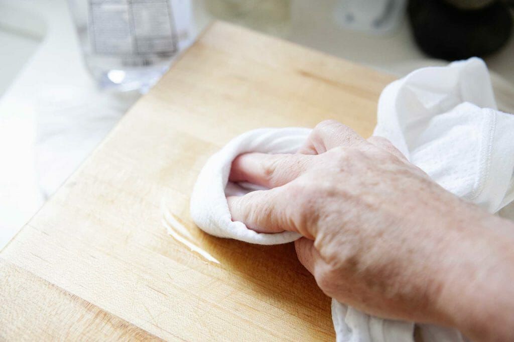 Oiling a cutting board