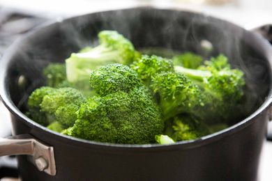 Steamed broccoli in the pan