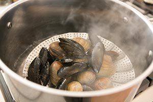 steaming mussels for cioppino