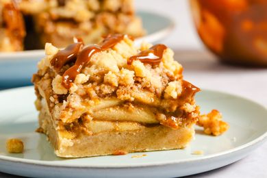 Caramel apple dessert bar with crumble topping on a plate