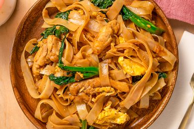 close-up: pad see ew on a plate