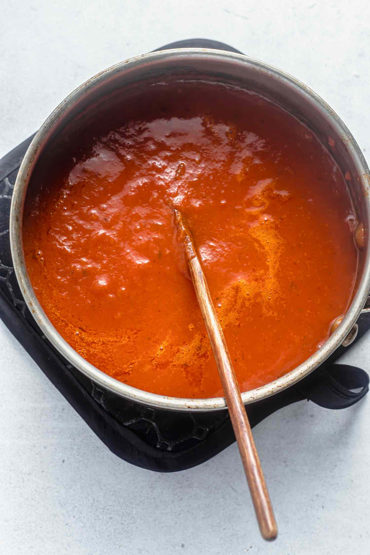 Pot of thin tomato sauce How to Thicken Sauce