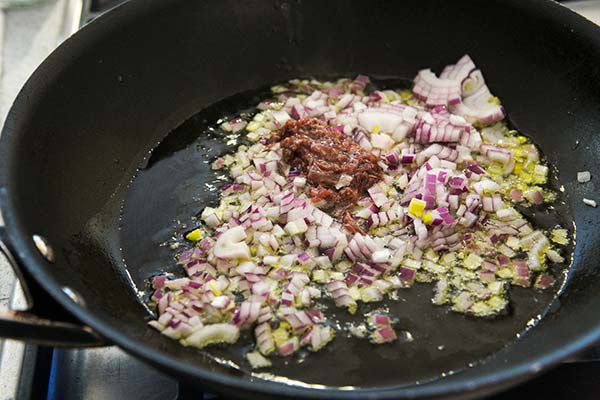 pasta-puttanesca-method-600-1