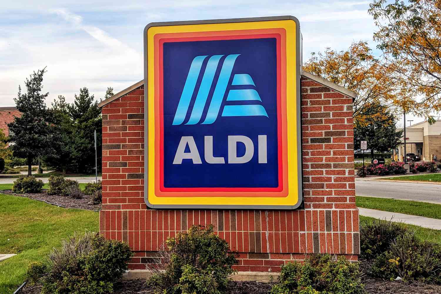 Standalone Aldi grocery store sign