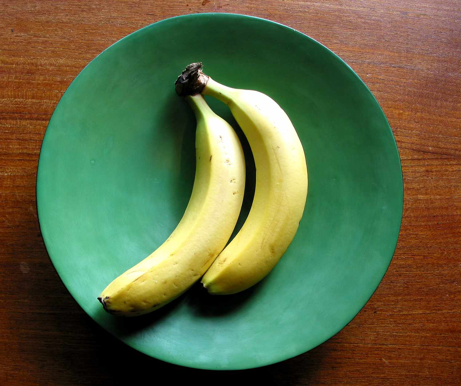 2 bananas on green bowl