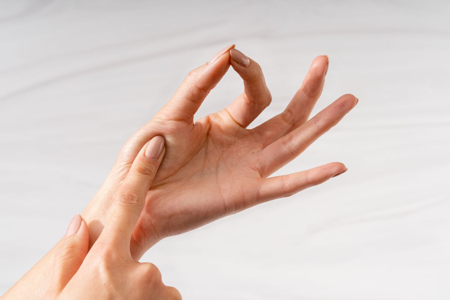 The Finger Test to Check the Doneness of Meat for rare meat