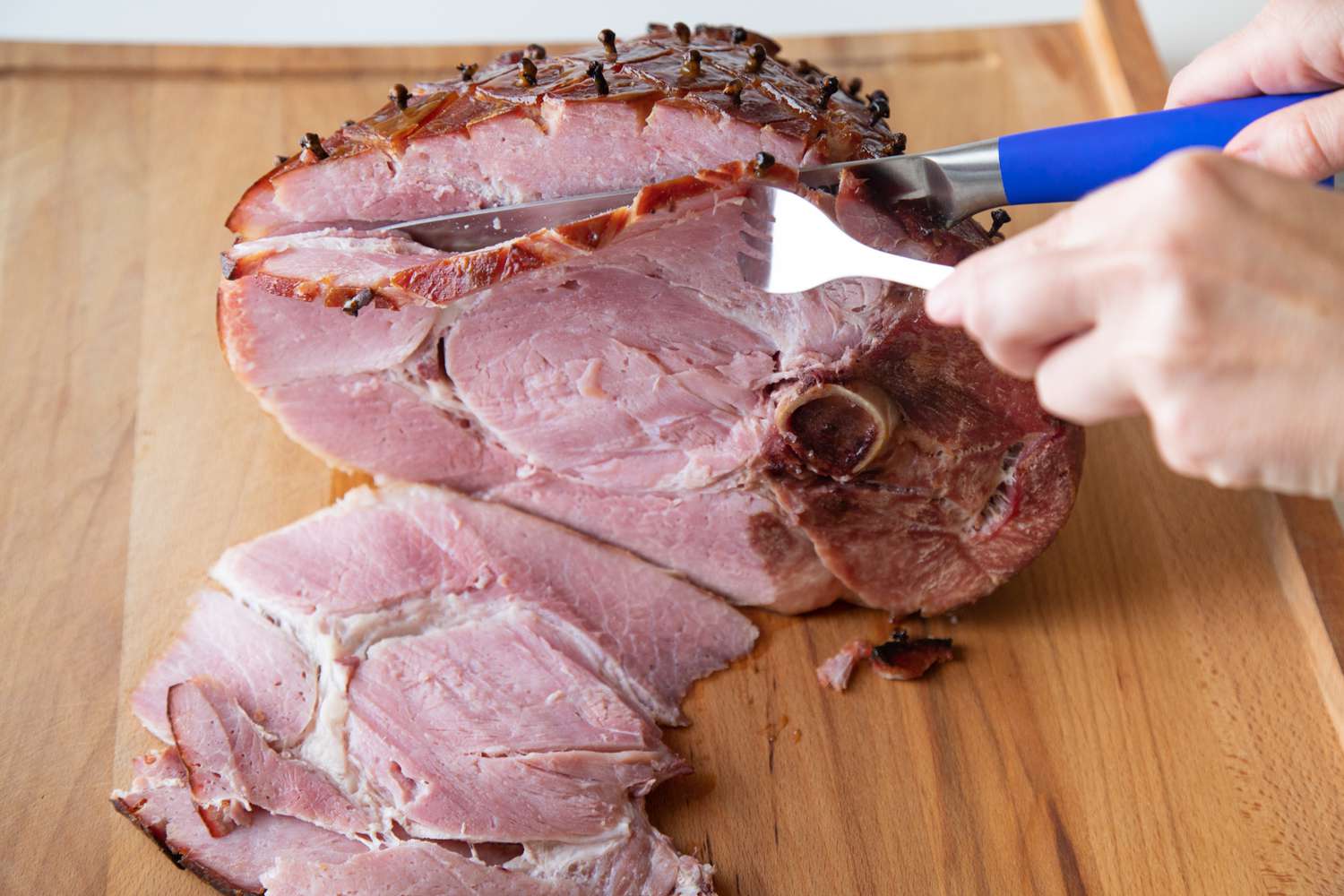 How to bake a ham and slice it.