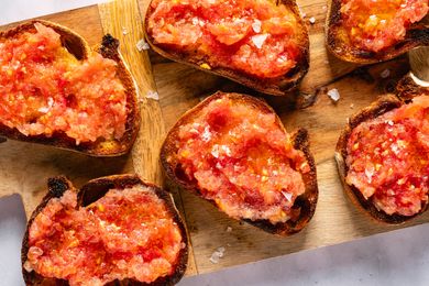 Pan con tomate slices on a wooden board