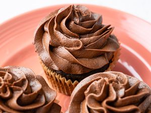 On a Plate, Cupcakes With Easy Chocolate Buttercream Frosting Recipe